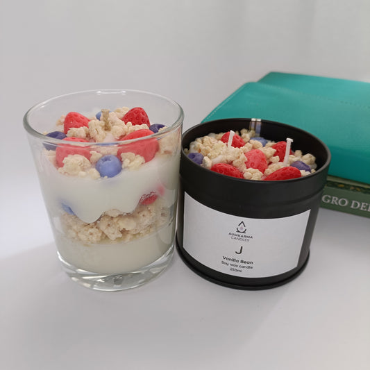 Vela de yogurt, cereal, fresa y arándanos